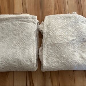 2 soft White Textured Home Bedding Throw Blanket